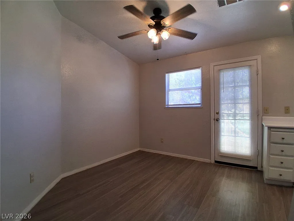 3 bed, 2.0 bath, 1390 sqft, $1,651 — Photo 3