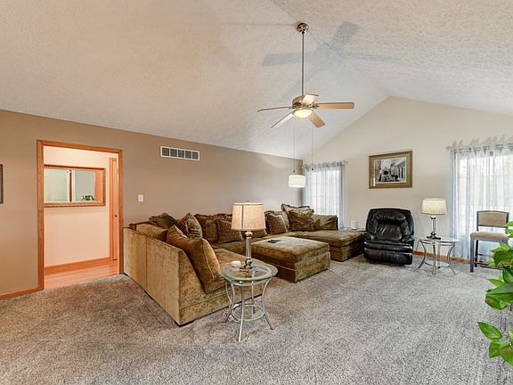 4th image of 923 Tiller Dr