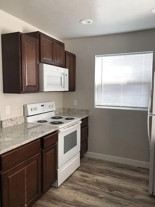 3 bed, 1000 sqft, $1,900 — Photo 3