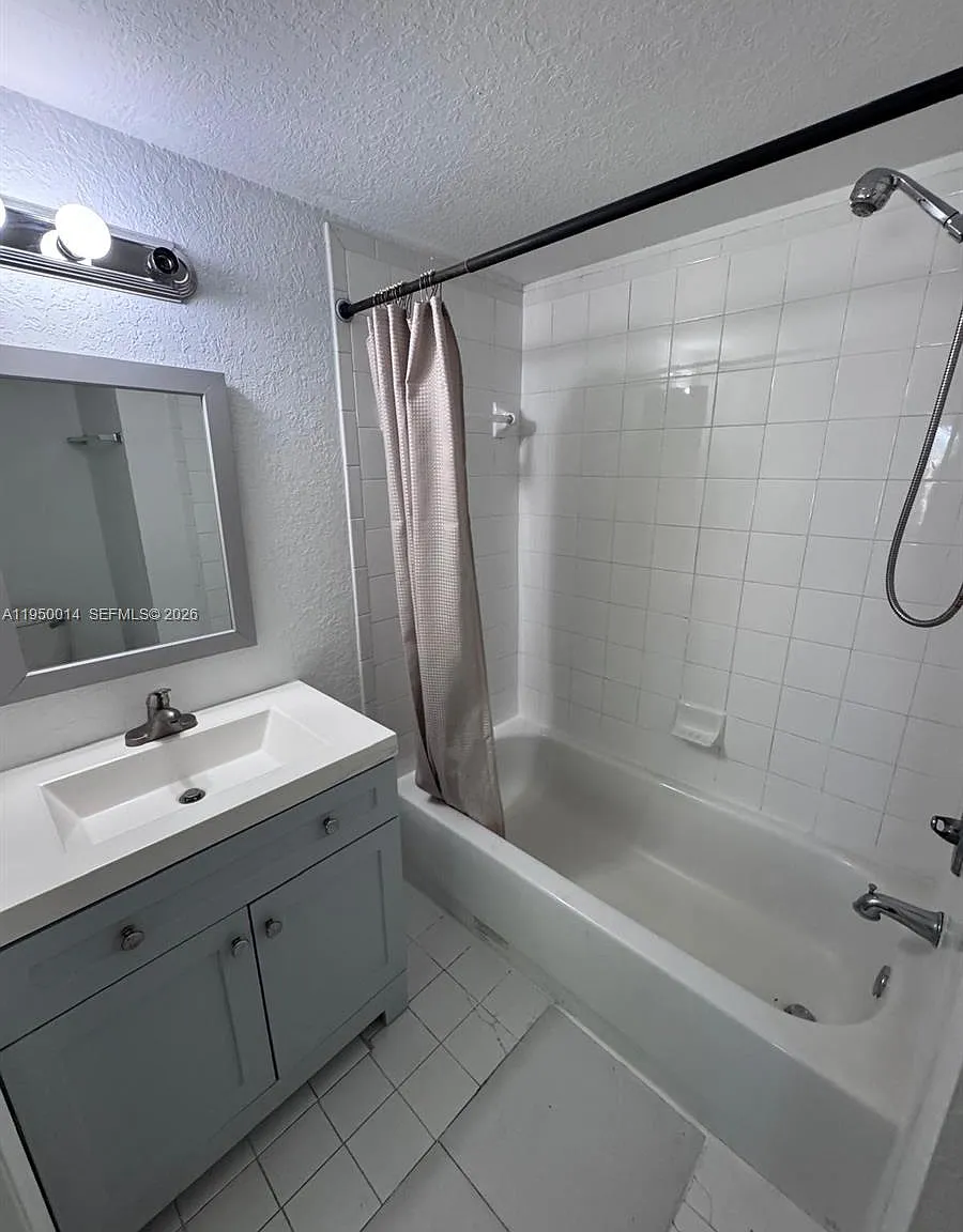 3 bed, 1300 sqft, $2,500 — Photo 3