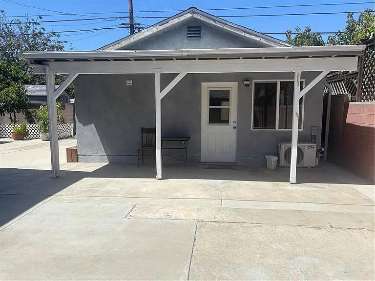 3613 W Victory Blvd — Photo 1
