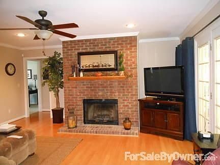 3rd image of 693 Colleen Dr