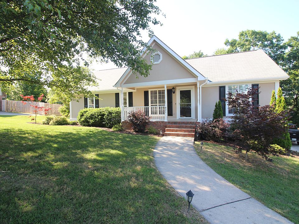 1st image of 821 N Brook Dr