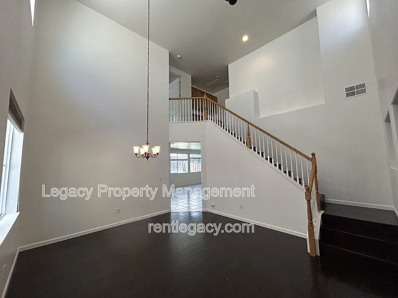 3 bed, 2.5 bath, 2246 sqft, $3,050 — Photo 3