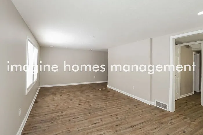 5104 NE 57th Ter — Photo 3