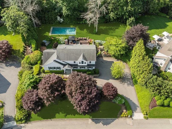 6 Halyard Court, Cold Spring Harbor, NY 11724