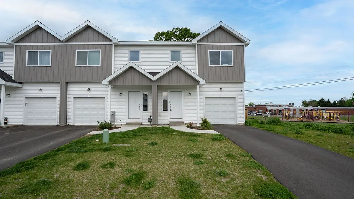 3 bed, 3.0 bath, 1344 sqft, $2,500 — Photo 1