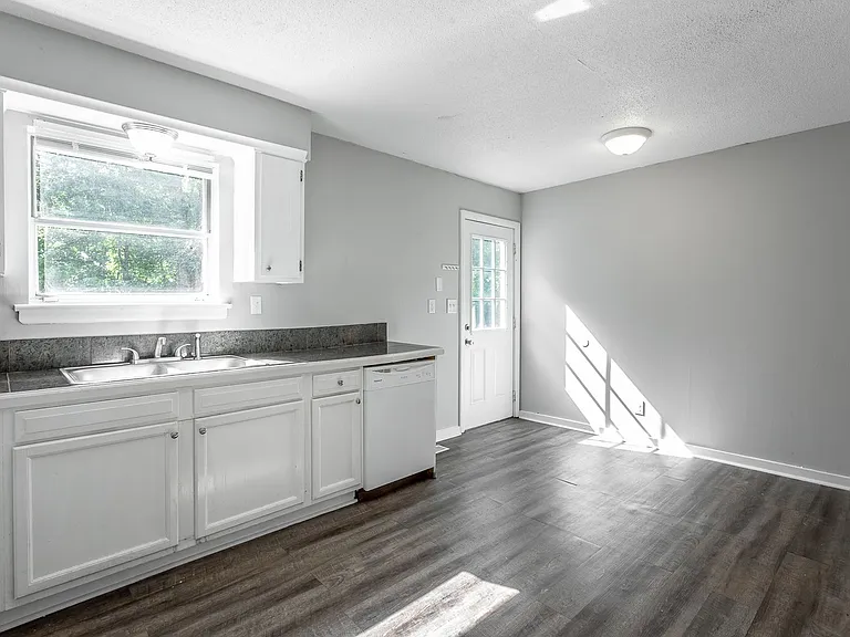 Charming Multifamily Living at 1407 Mana Lane — Photo 9