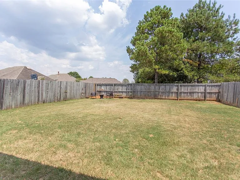 6913 Sandfield Dr — Photo 11