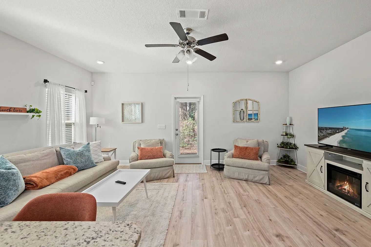 3 bed, 2.0 bath, 1689 sqft, $3,542 — Photo 2
