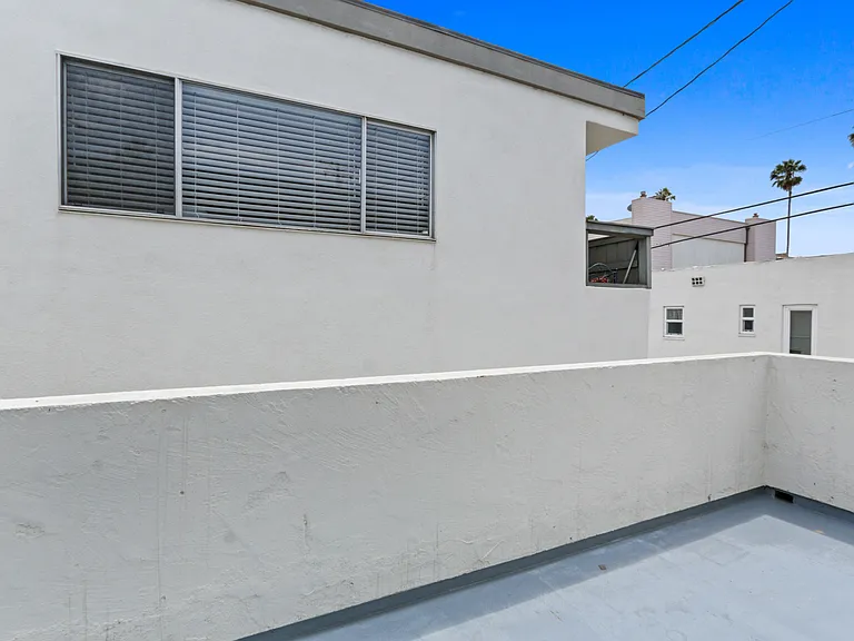 1022 Euclid — Photo 2