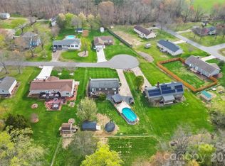 1757 Castlewood Ct, Hickory, NC 28602