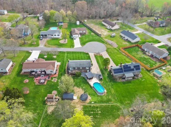 1757 Castlewood Ct, Hickory, NC 28602