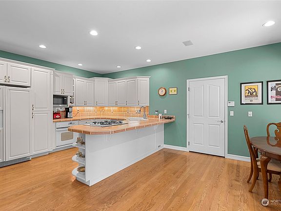 4th image of 401 19th Street NE #9