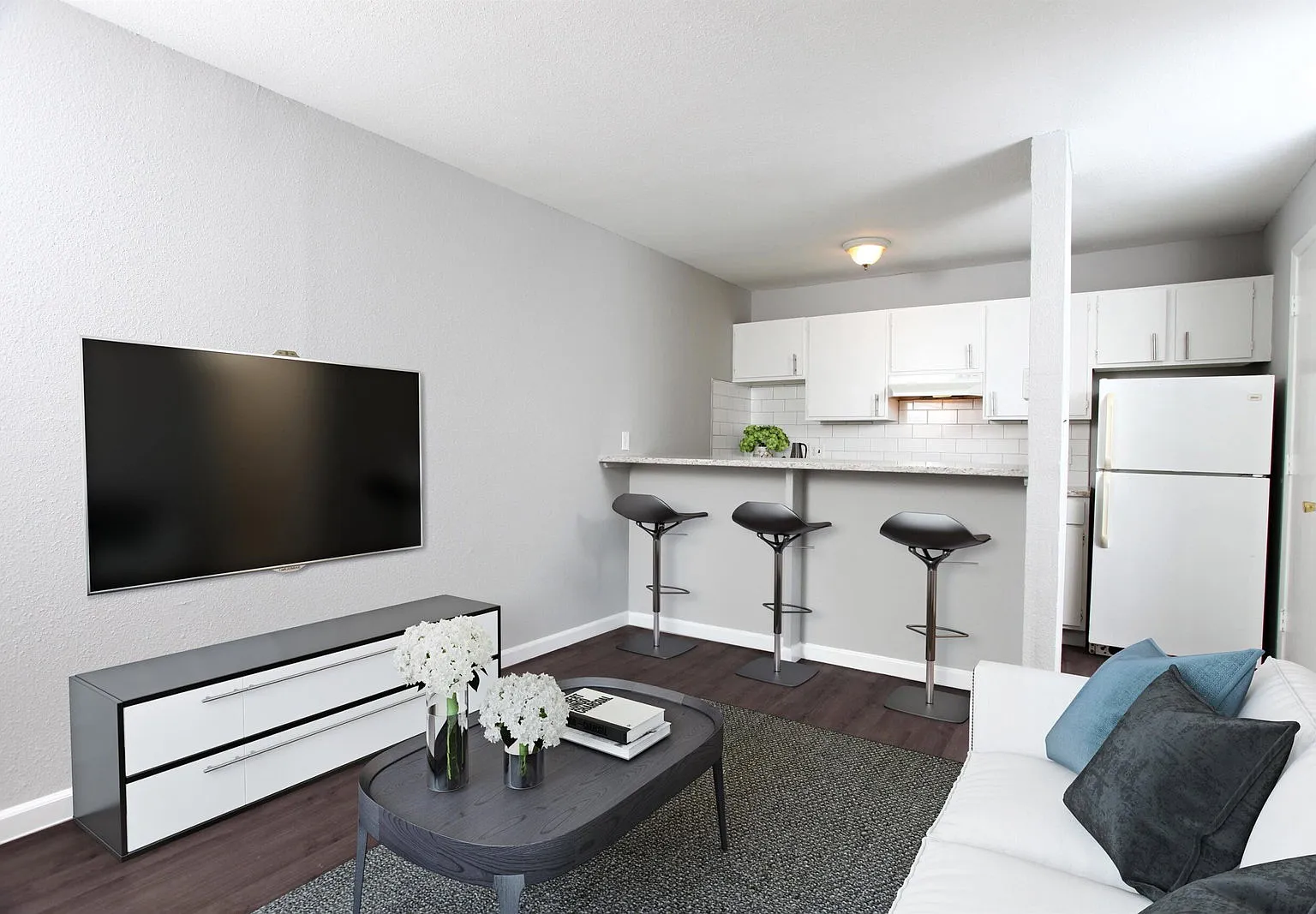 Towers Apartments — Photo 1