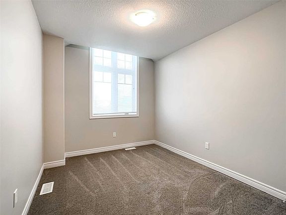 4th image of 124 Parkinson Cres Unit 19