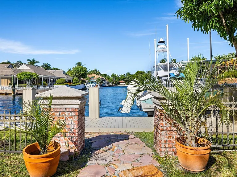 70 Bay Colony Ln — Photo 9
