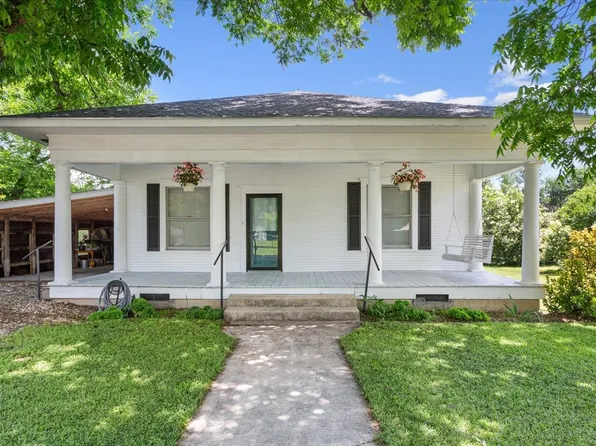102 S Hogan St, Holland, TX 76534