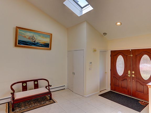 3rd image of 63 Crest Hollow Ln