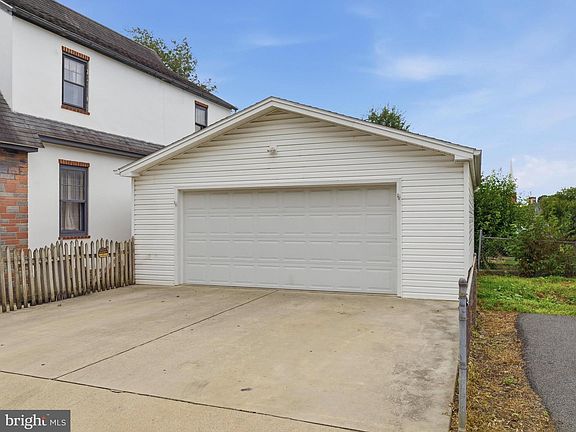 4th image of 38 Cottage St