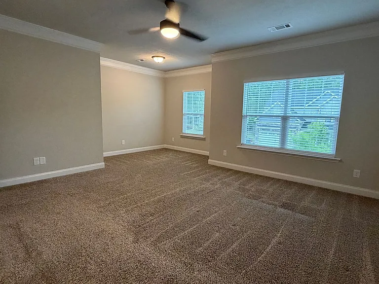 1008 Swan Ct — Photo 6