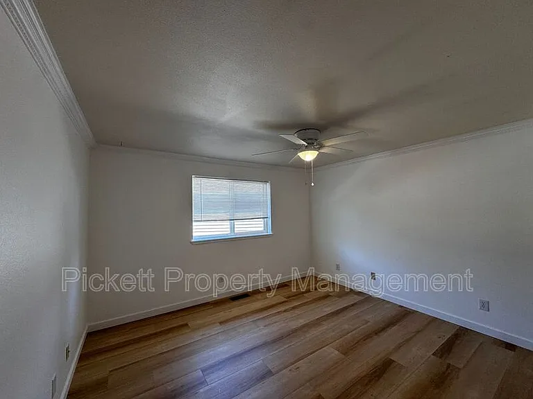600 NE Flagstone Ln — Photo 11