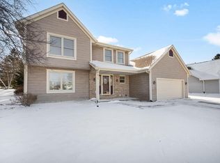 417 Deer Ridge DRIVE, West Bend, WI 53095