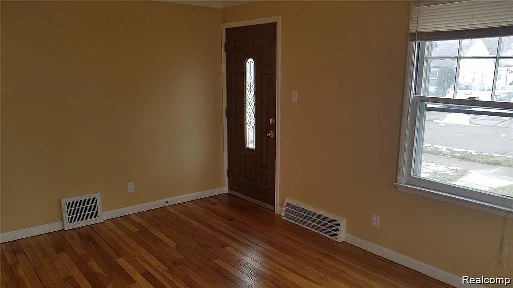 2 bed, 1.0 bath, 857 sqft, $1,200 — Photo 3