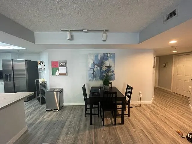 2 bed, 2.0 bath, 1054 sqft, $3,000 — Photo 4
