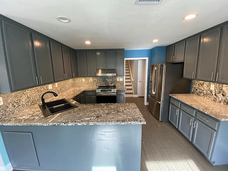 2545 Winsford Ln — Photo 7