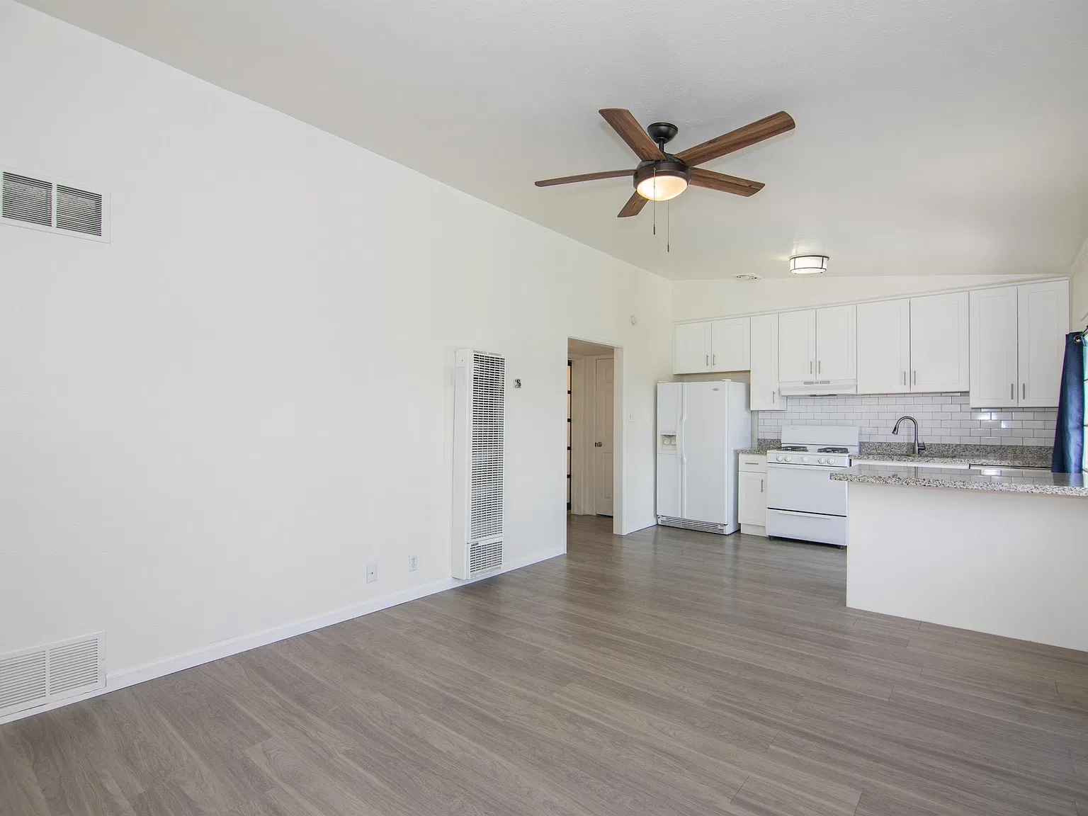 408 W Earll Drive - 7 — Photo 2