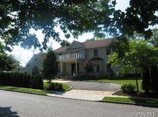 52 Snapdragon Ln, Roslyn Heights, NY 11577