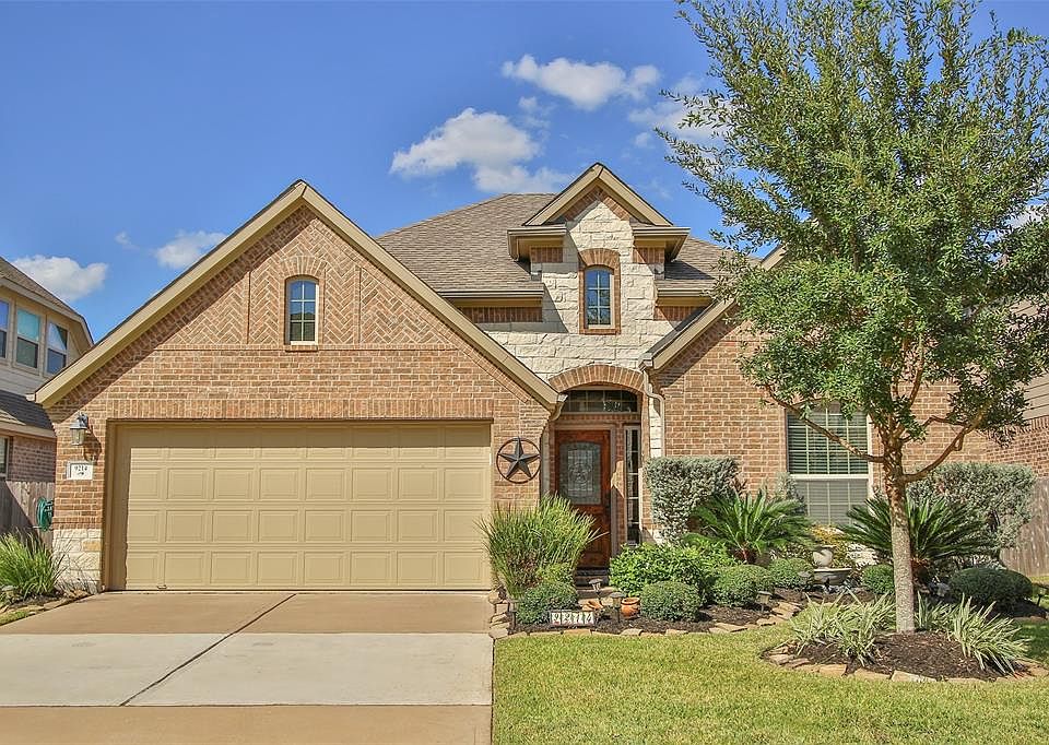 Come see this beautifully landscaped home in the desirable Vintage Royale! Conveniently located to the Vintage Park area, with wonderful shops and restaurants.