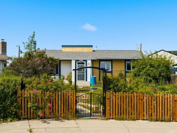 7807 NE Olympia Bay SE, Calgary, AB T2C 1N7