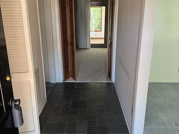 5th image of 128 Essex Dr