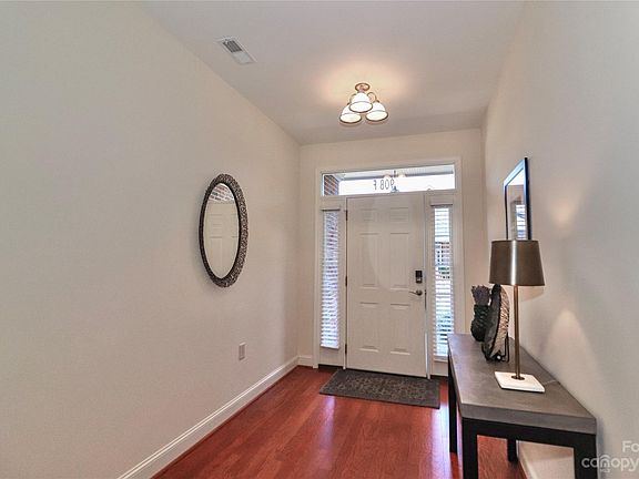 4th image of 908 Davie Ave