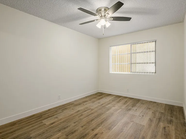 1521 E Windsor Rd — Photo 10