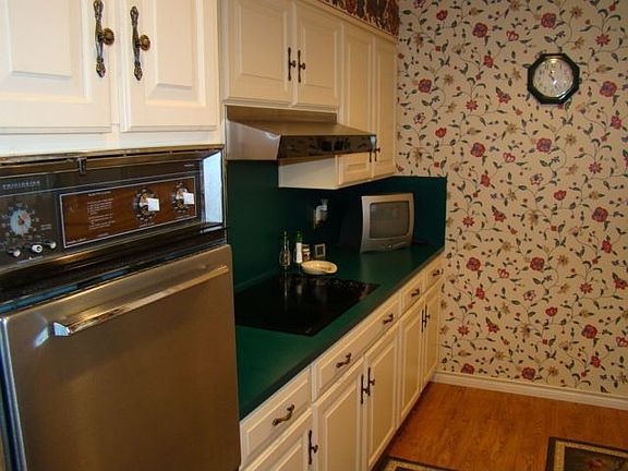 5th image of 550 Potter Dr