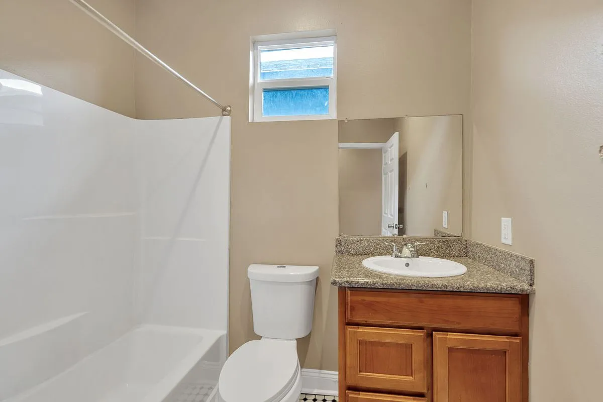2 bed, 1.0 bath, 672 sqft, $1,300 — Photo 4