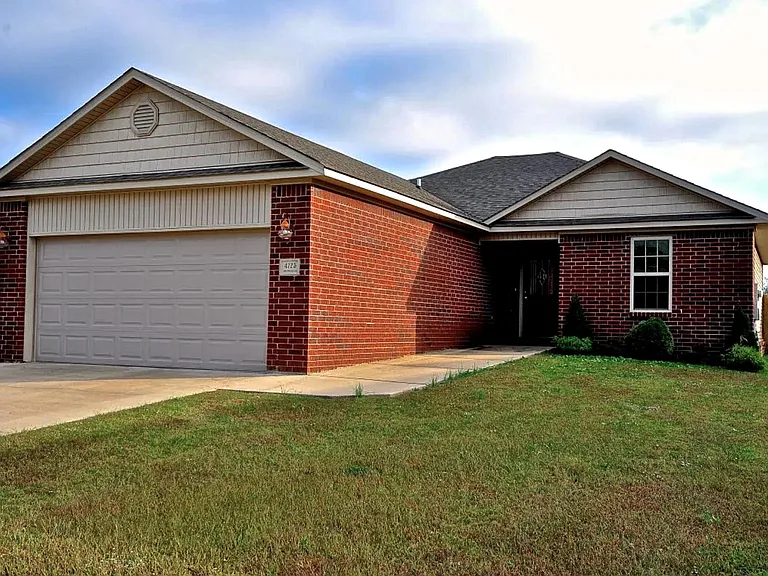 4725 Wildwood Ln — Photo 2