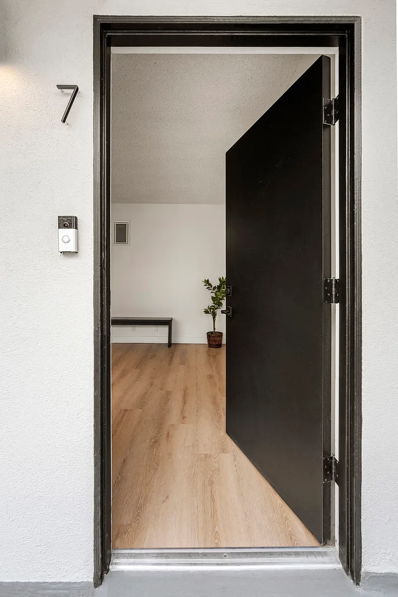 Building Photo - 4711 Beverly Blvd