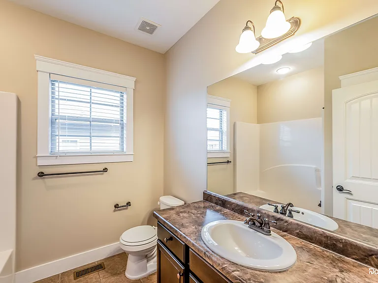 925 Clover Cir — Photo 10