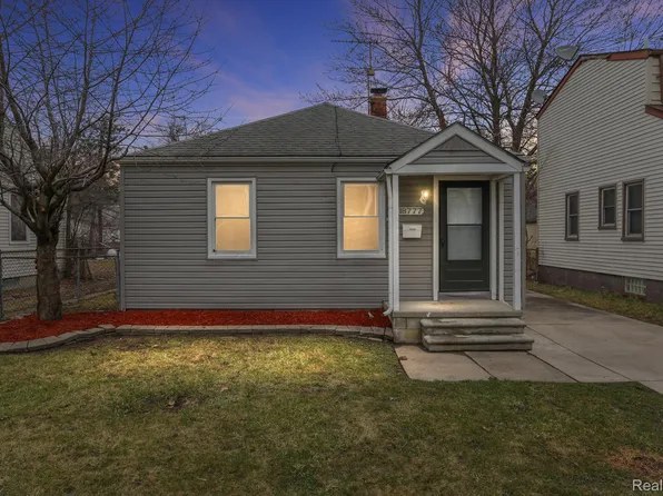 18777 Kingsville St, Harper Woods, MI 48225