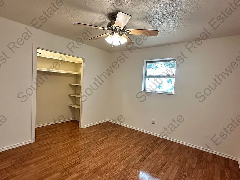 141 Texas Dr — Photo 16