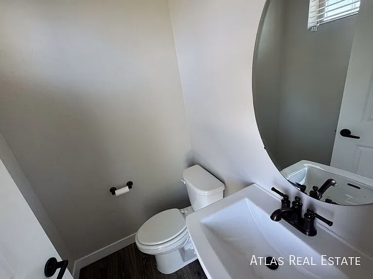2530 N Knights Ln — Photo 2