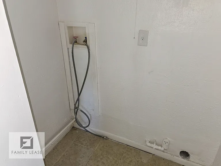 825 Saint Monica Dr — Photo 23