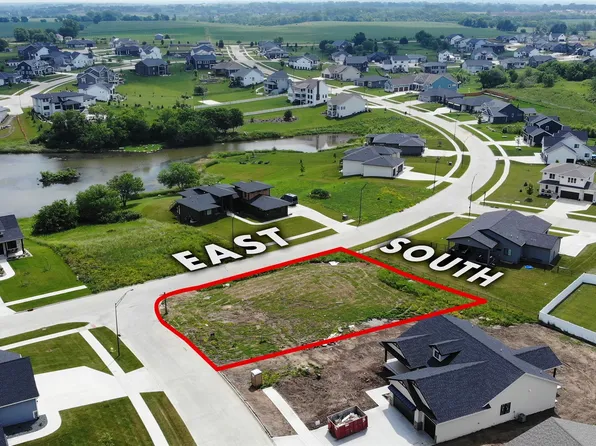 2203 Green Leaf Cir, Norwalk, IA 50211