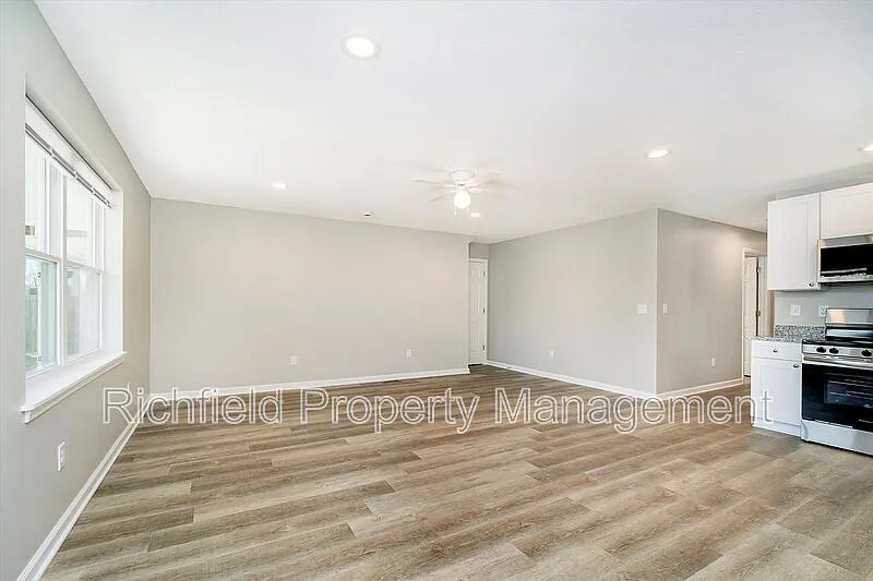 3 bed, 2.0 bath, 1350 sqft, $1,500 — Photo 2