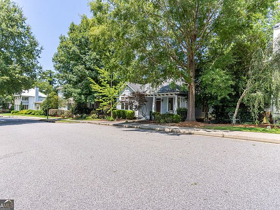 2nd image of 6 Royal Oak Dr