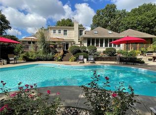 9809 Wenonga Ln, Leawood, KS 66206